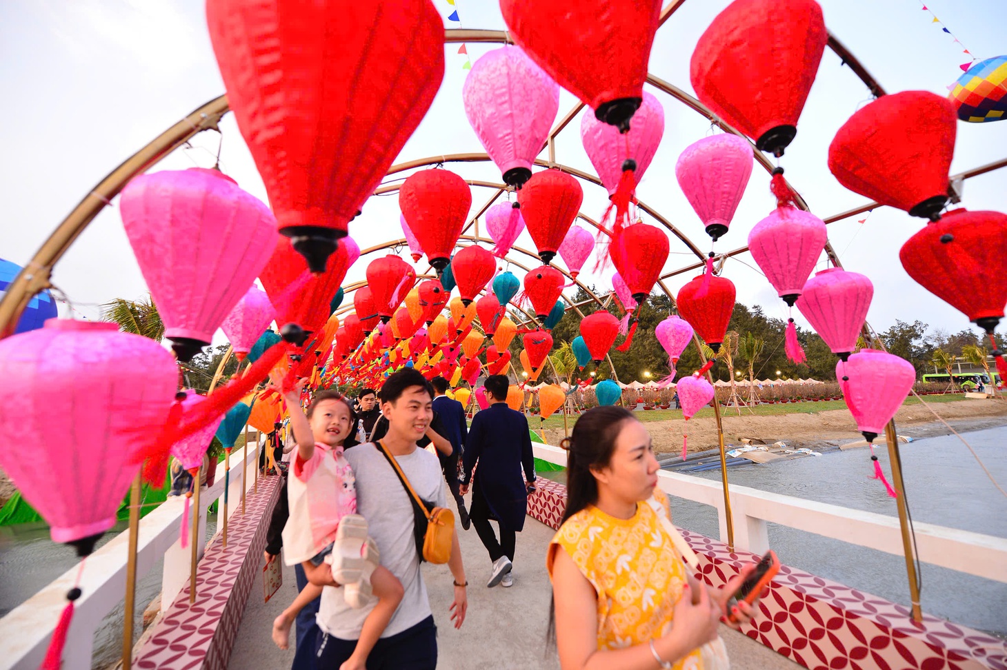 Lễ hội Xuân Cần Giờ tại Vinhomes Green Paradise có mai trăm tuổi, có khinh khí cầu - Ảnh 14.