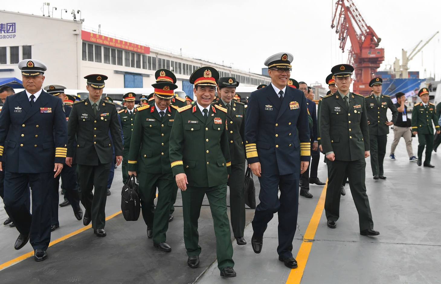 Hai Bộ trưởng Quốc phòng Việt - Trung thăm đồn biên phòng, dâng hoa tưởng niệm liệt sĩ cách mạng - Ảnh 7.