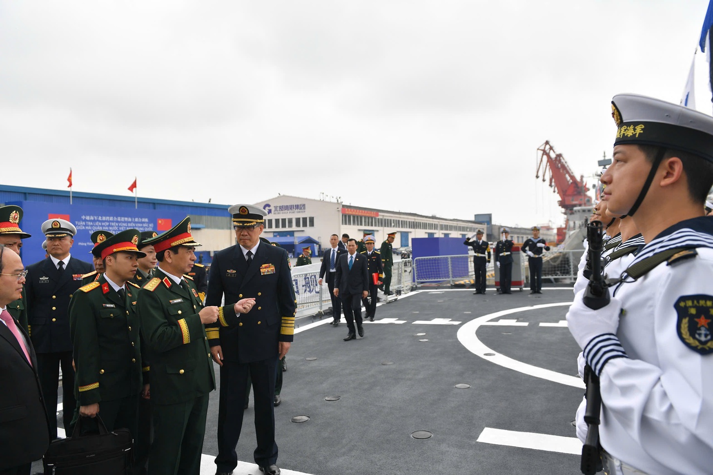 Hai Bộ trưởng Quốc phòng Việt - Trung thăm đồn biên phòng, dâng hoa tưởng niệm liệt sĩ cách mạng - Ảnh 8.
