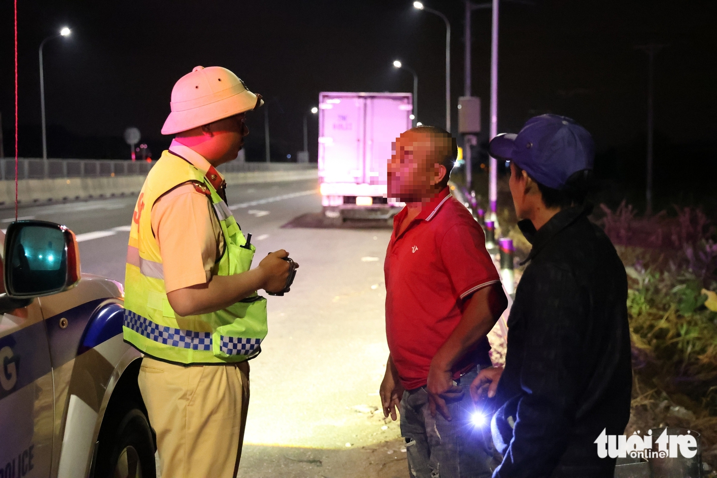 Đêm trắng của cảnh sát trên cao tốc 460km: Ngăn tài xế dừng sai, ngủ trên làn khẩn cấp - Ảnh 5.
