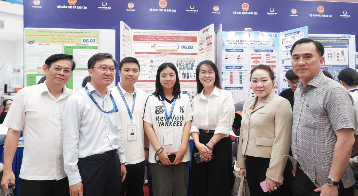 Học sinh thiết kế xe lăn có thể leo cầu thang - Ảnh 3.