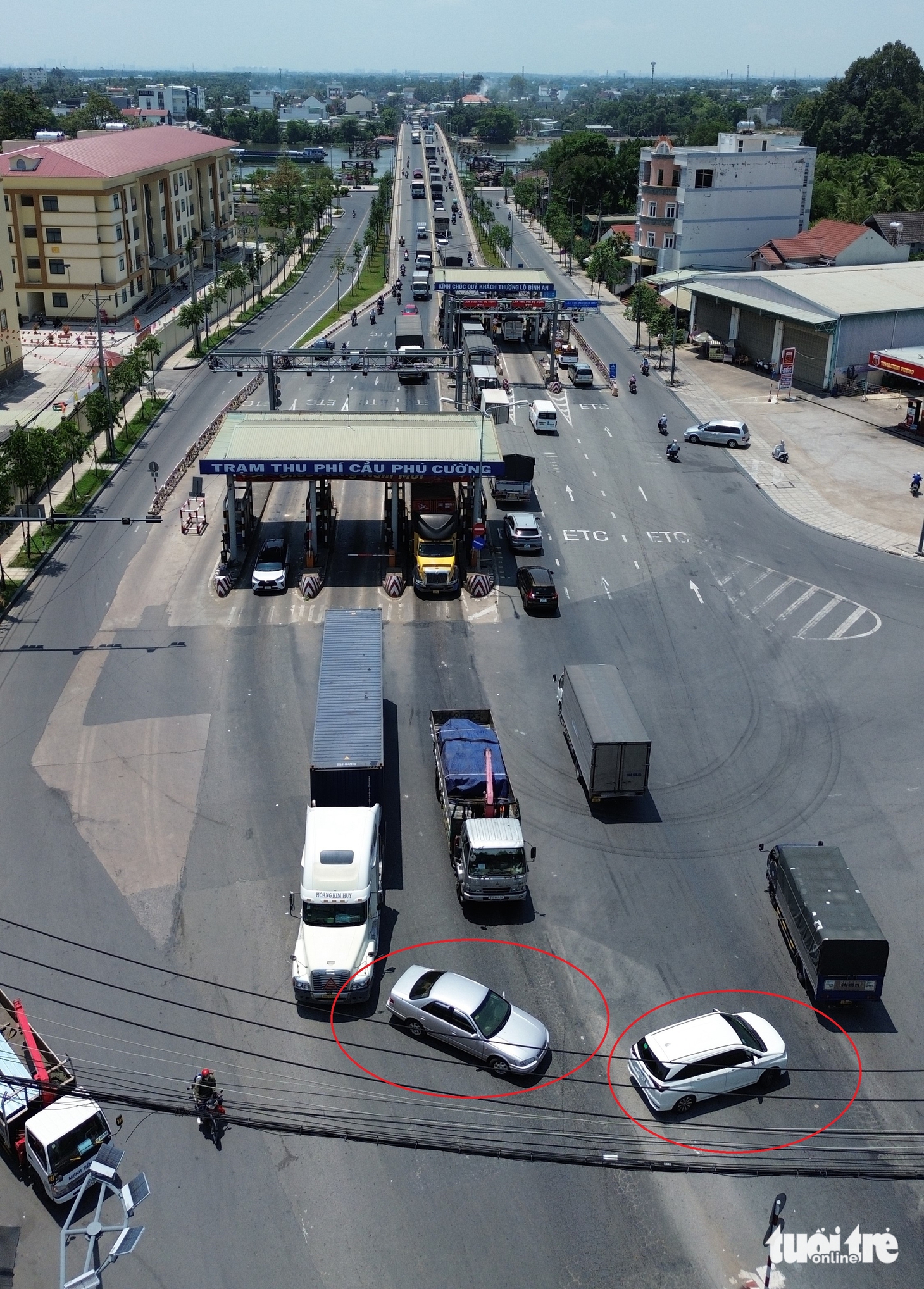 Bất chấp biển cấm, nhiều tài xế vẫn quay đầu, rẽ trái sai quy định tại trạm thu phí cầu Phú Cường - Ảnh 8.