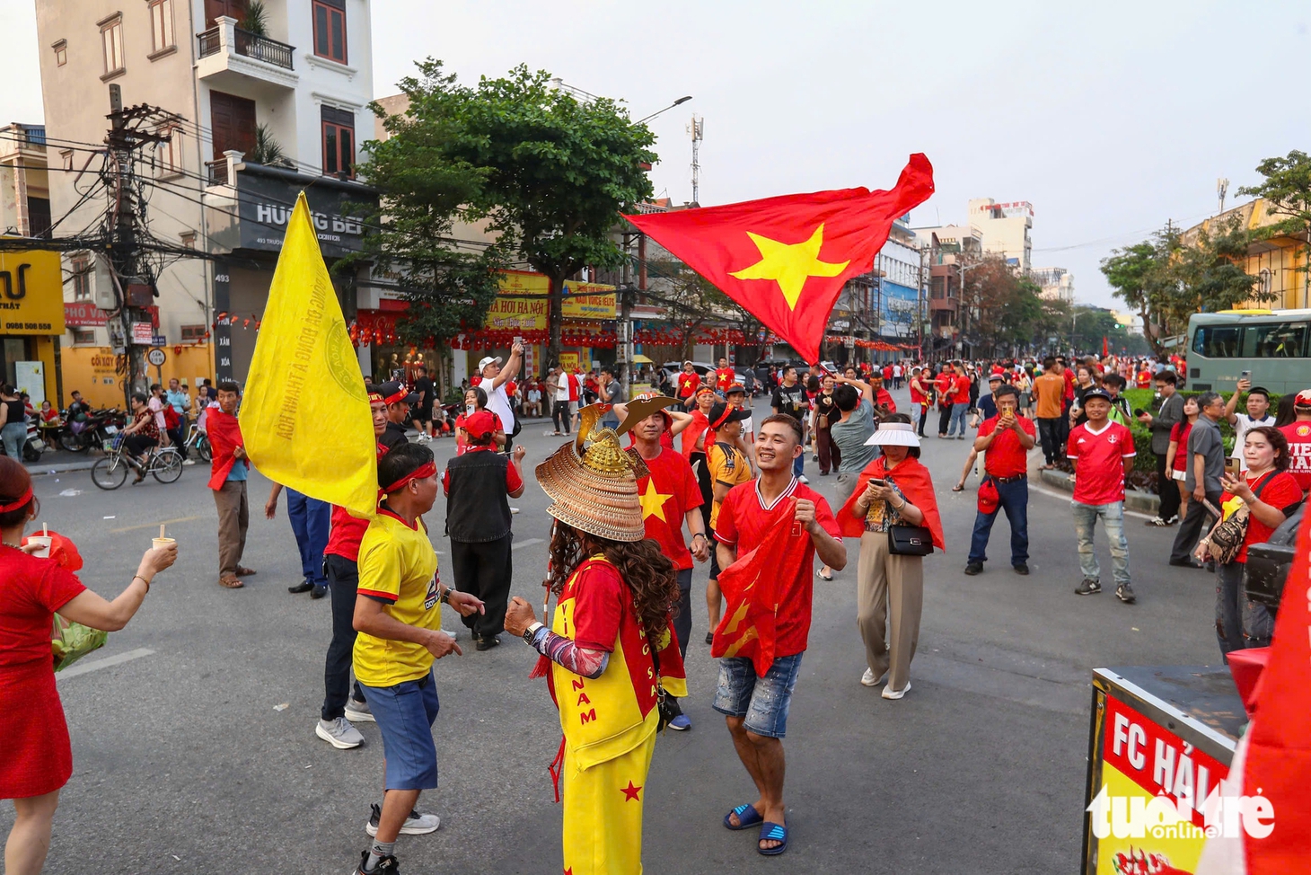 Vợ Hoàng Hên, Quang Vinh đến sân Thiên Trường cổ vũ tuyển Việt Nam đấu Malaysia - Ảnh 6.