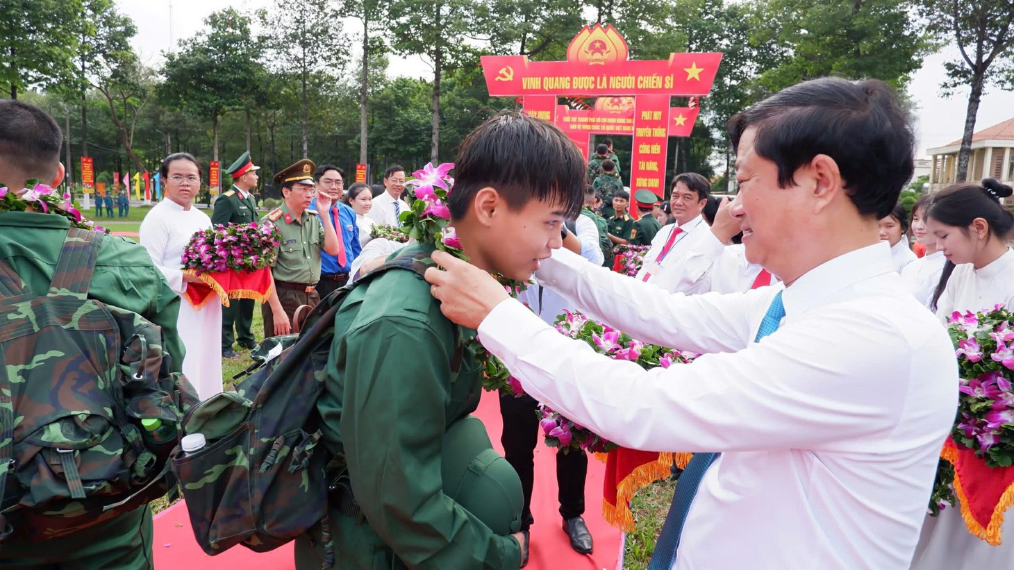 Chủ tịch Quốc hội, Bí thư Thành ủy cùng lãnh đạo TP.HCM tiễn hơn 9.000 thanh niên lên đường nhập ngũ - Ảnh 13.