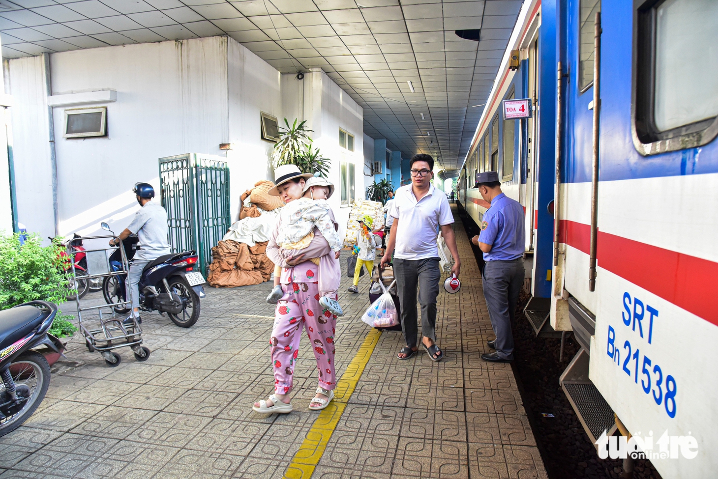 Trung chuyển khoảng 1.300 hành khách sau 1 ngày xảy ra sự cố cầu Ghềnh - Ảnh 4.