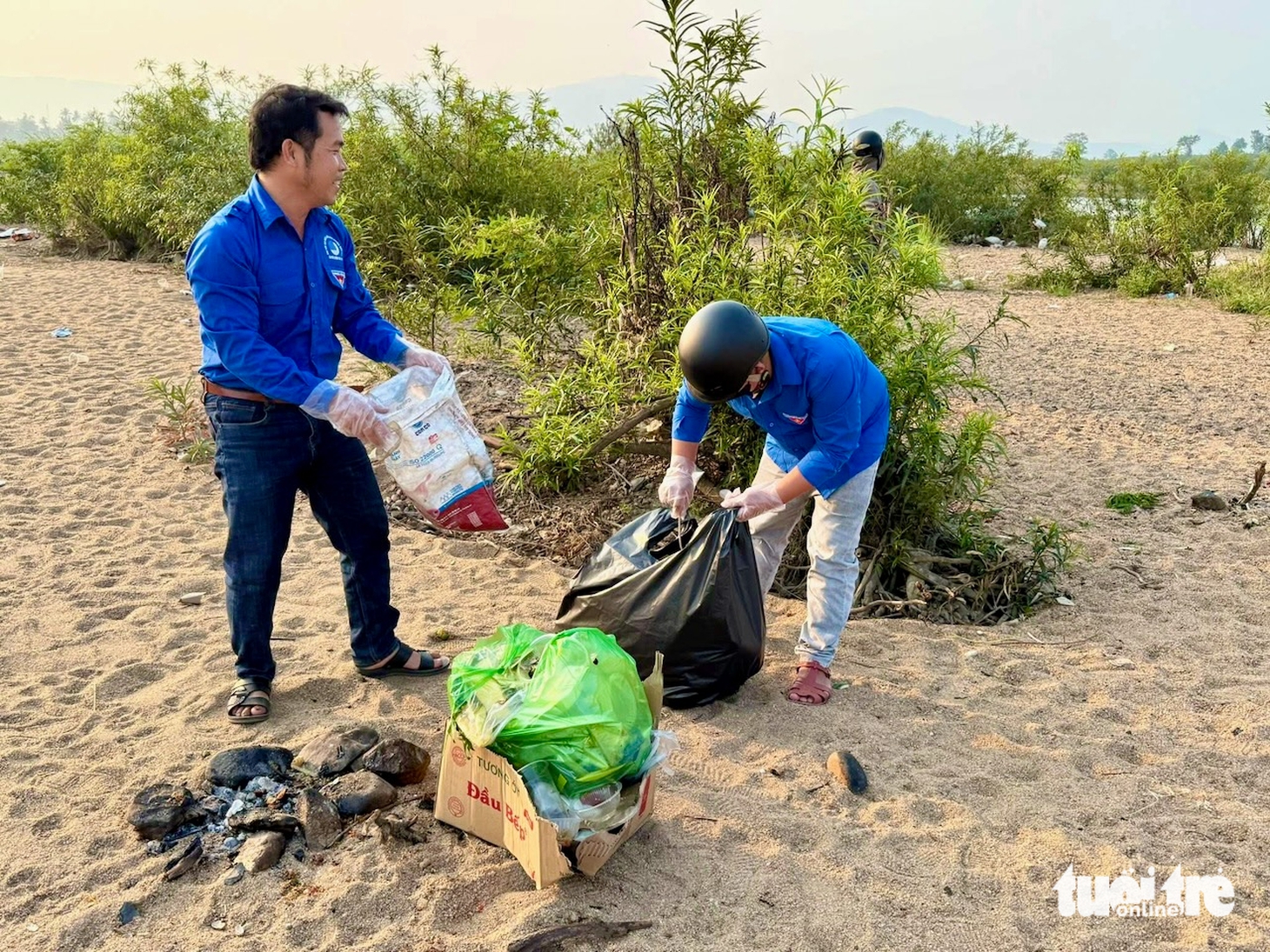 'Bãi biển trên núi' hấp dẫn người dân và du khách - Ảnh 8.