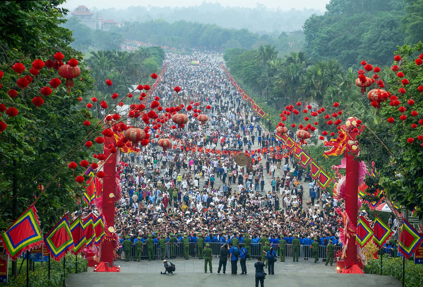 Công an, quân đội, đoàn thanh niên 'căng mình' đảm bảo an ninh, an toàn ngày giỗ Tổ - Ảnh 2.