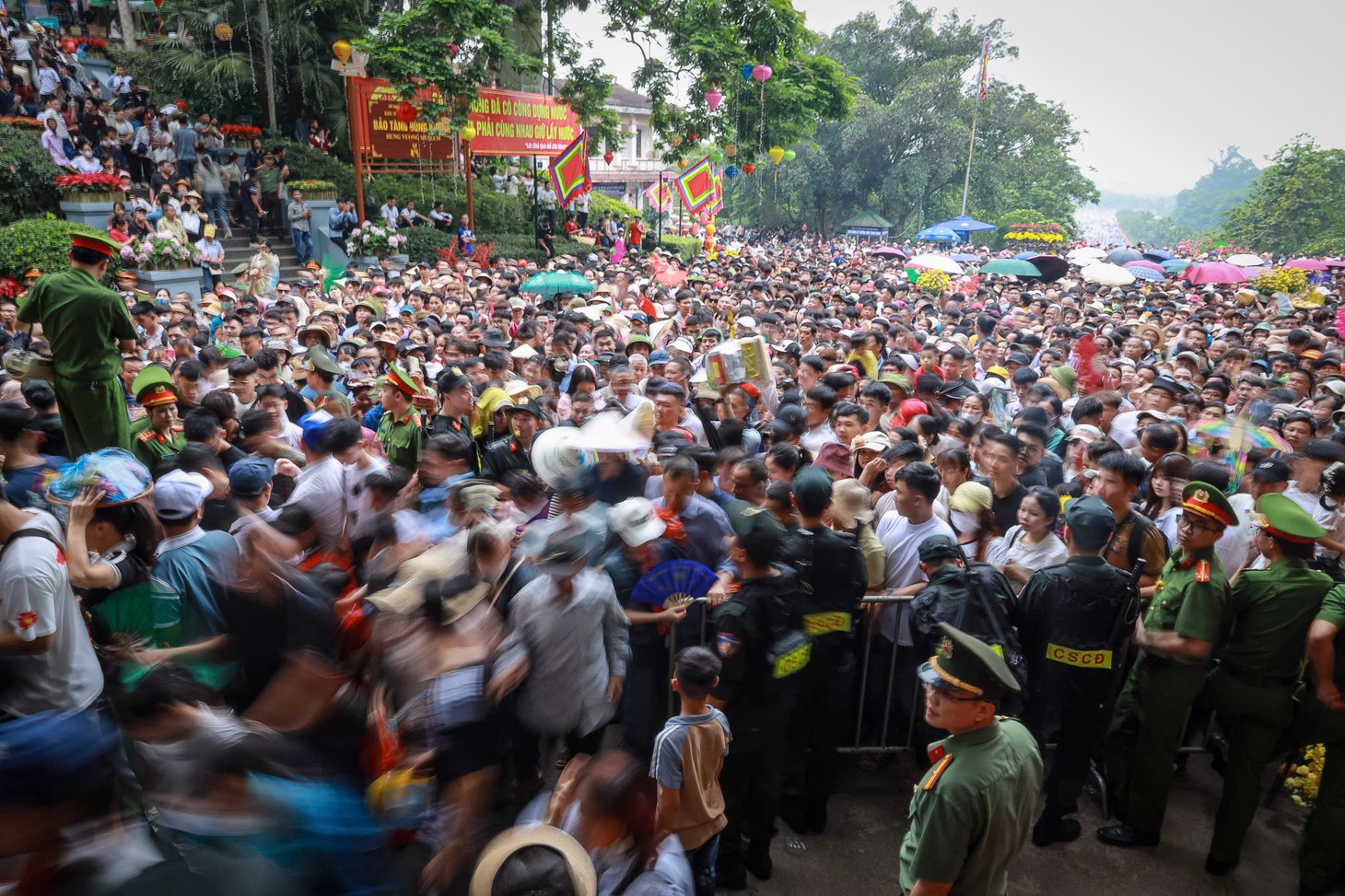 Công an, quân đội, đoàn thanh niên 'căng mình' đảm bảo an ninh, an toàn ngày giỗ Tổ - Ảnh 8.