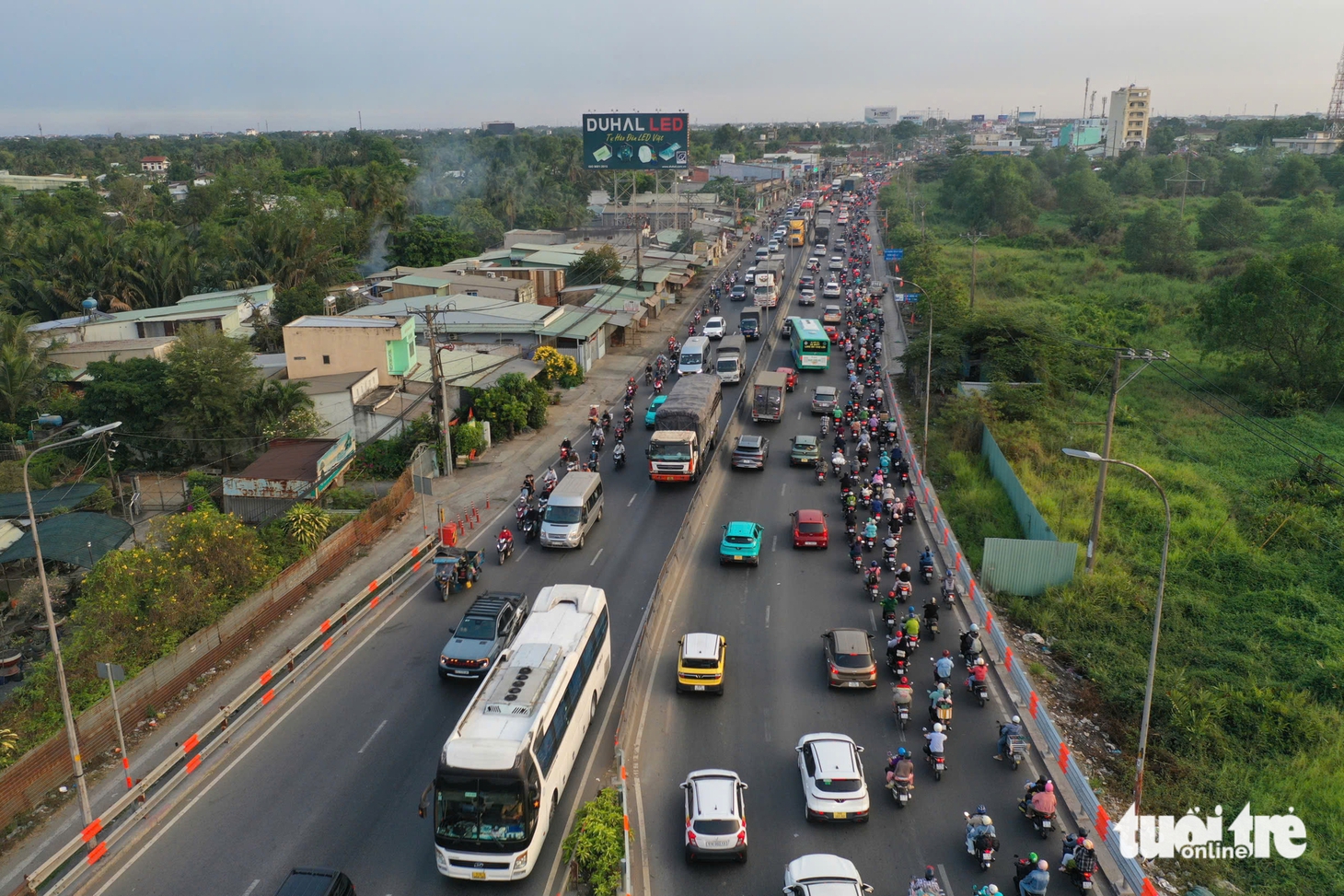Người dân rời TP.HCM nghỉ lễ 30-4, các cửa ngõ đông đúc, có lúc ùn ứ nhẹ - Ảnh 3.