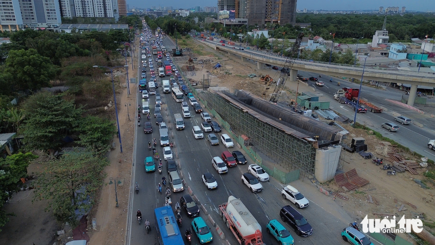 Người dân rời TP.HCM nghỉ lễ 30-4, các cửa ngõ đông đúc, có lúc ùn ứ nhẹ - Ảnh 5.