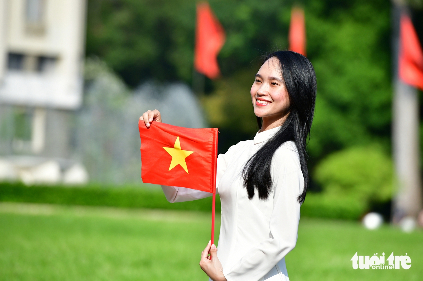 Người dân đội nắng mua vé tham quan di tích Dinh Độc Lập - Ảnh 6.
