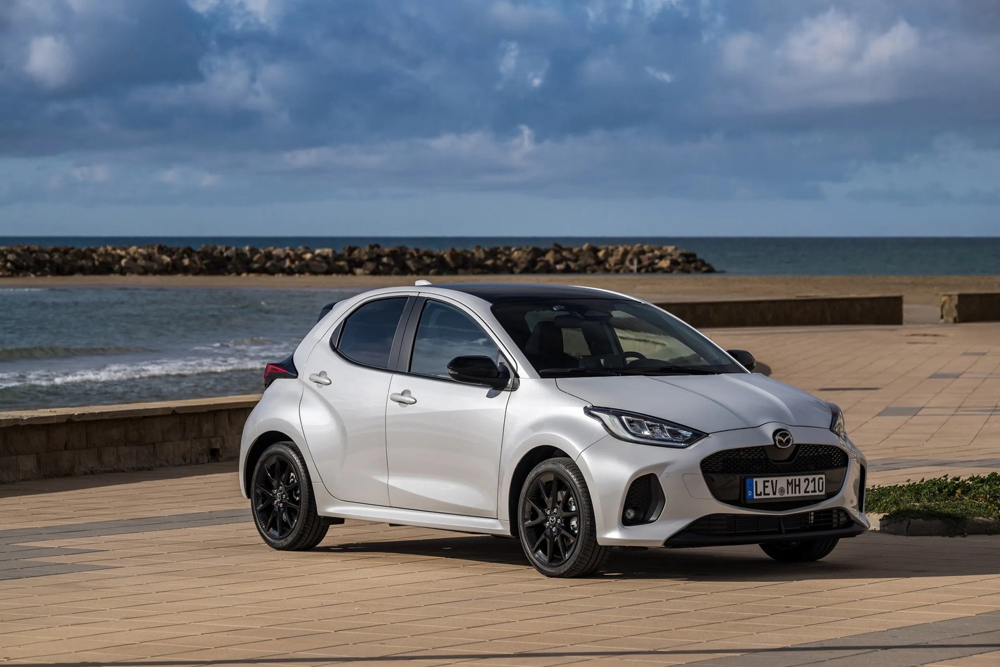 Mazda2 2026 ra mắt: Bổ sung tiện nghi, ADAS, động cơ hybrid mượn từ Toyota - Ảnh 2.