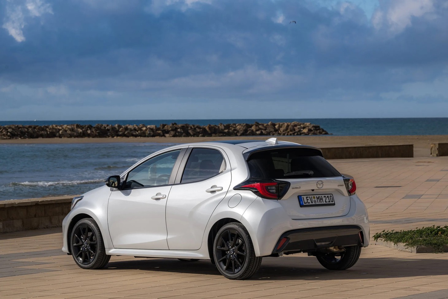 Mazda2 2026 ra mắt: Bổ sung tiện nghi, ADAS, động cơ hybrid mượn từ Toyota - Ảnh 3.