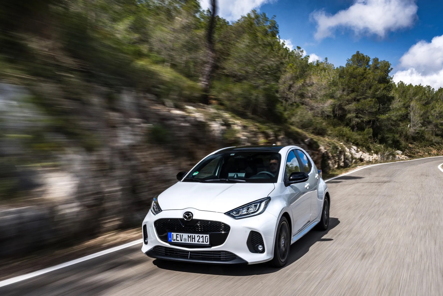 Mazda2 2026 ra mắt: Bổ sung tiện nghi, ADAS, động cơ hybrid mượn từ Toyota - Ảnh 5.