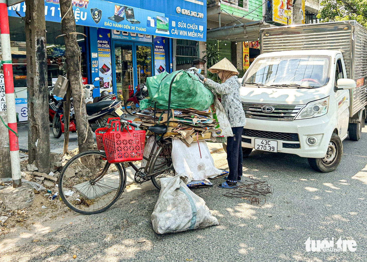 Người lao động Đà Nẵng oằn mình mưu sinh dưới cái nắng như đổ lửa - Ảnh 9.