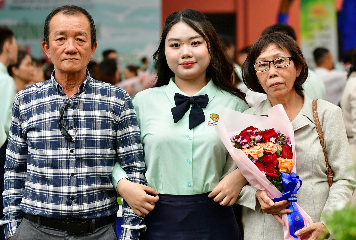 Học sinh TP.HCM kể về mẹ nuôi trong lễ trưởng thành, nhiều người bật khóc - Ảnh 1.