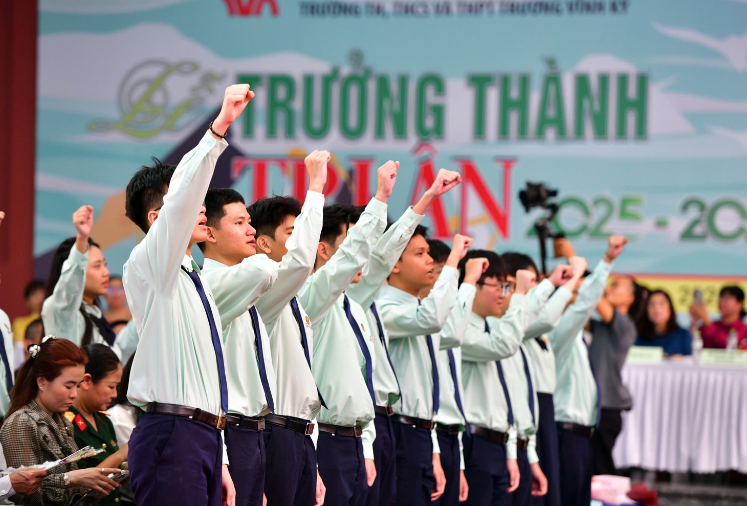 Học sinh TP.HCM kể về mẹ nuôi trong lễ trưởng thành, nhiều người bật khóc - Ảnh 7.