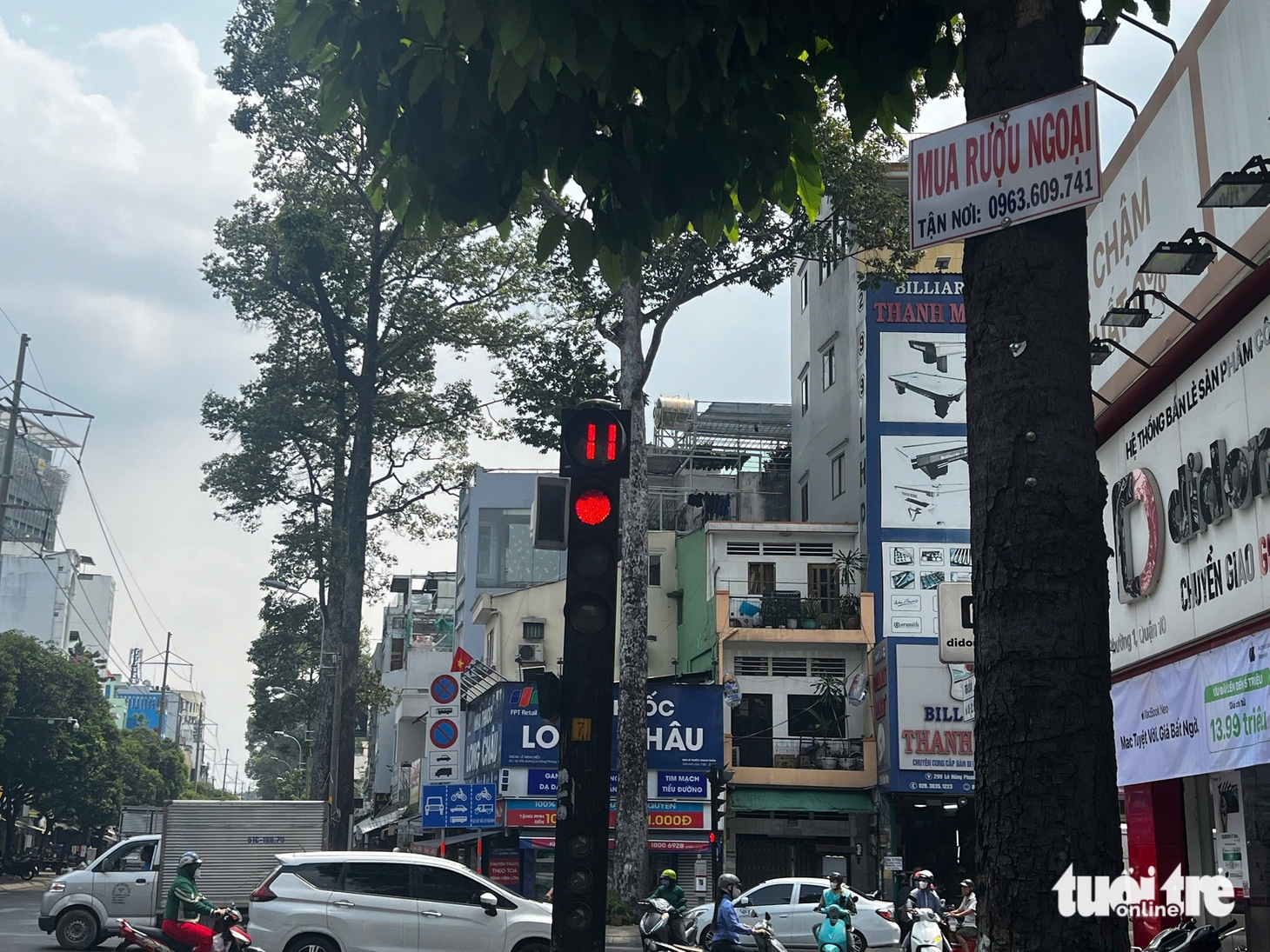 Bóc gỡ quảng cáo trái phép tràn lan trên khắp tuyến phố ở TP.HCM - Ảnh 7.
