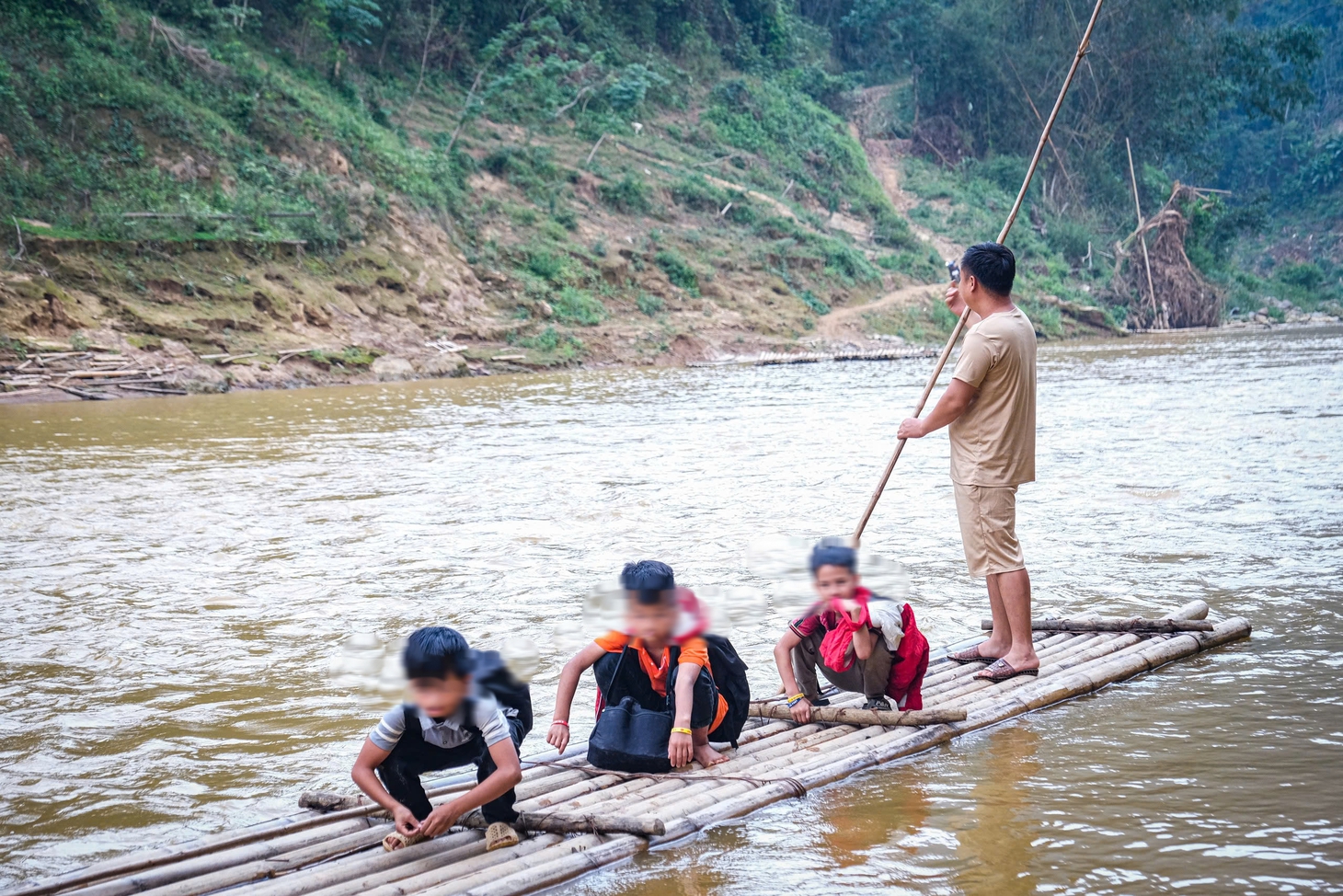 Qua sông bằng bè tự chế, học sinh vùng cao thấp thỏm trước mùa lũ - Ảnh 4.