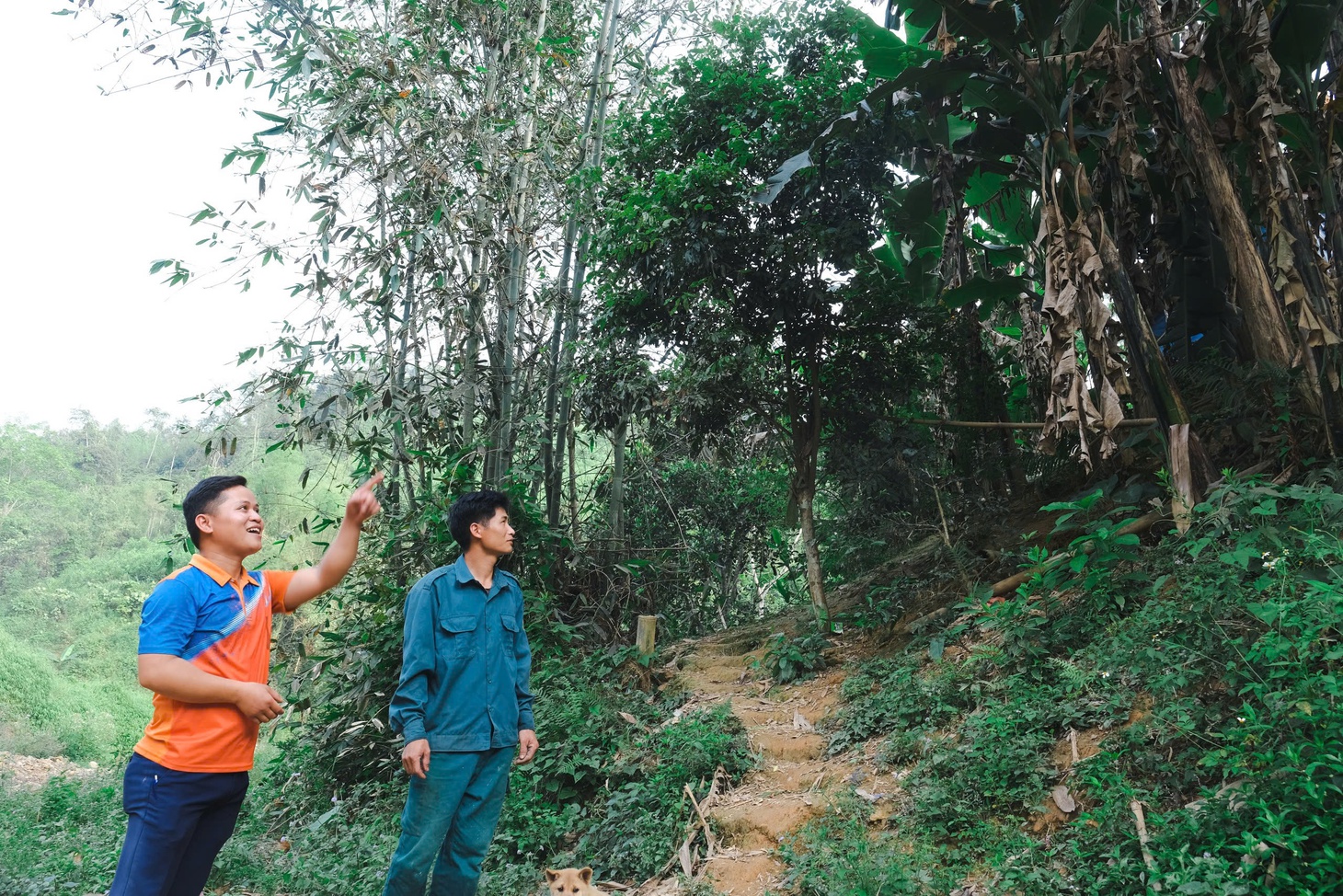 Qua sông bằng bè tự chế, học sinh vùng cao thấp thỏm trước mùa lũ - Ảnh 11.