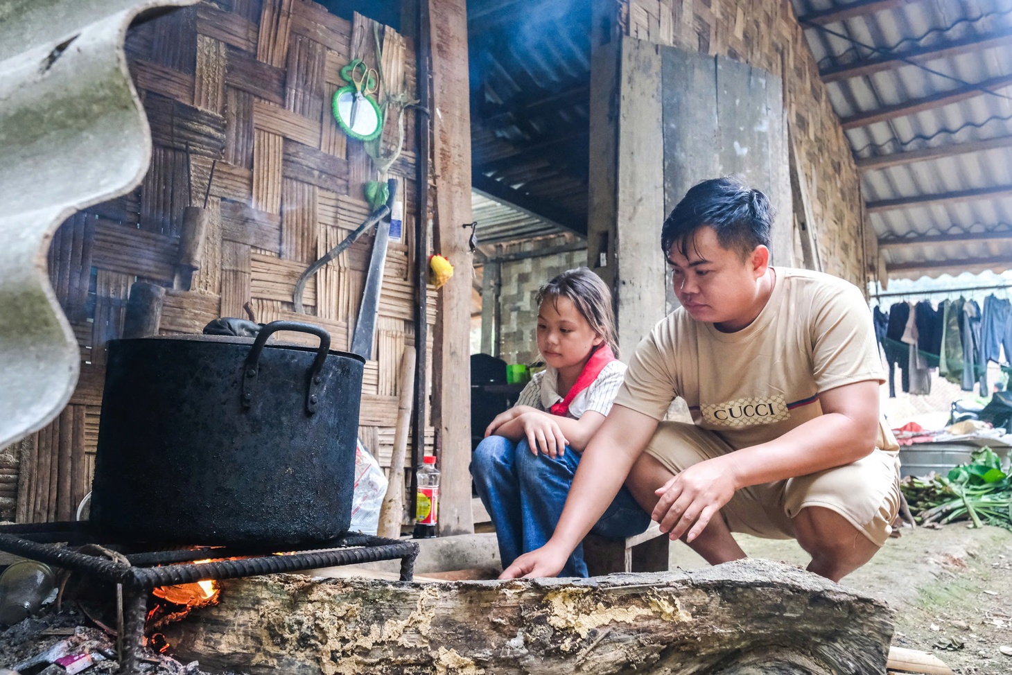 Qua sông bằng bè tự chế, học sinh vùng cao thấp thỏm trước mùa lũ - Ảnh 2.