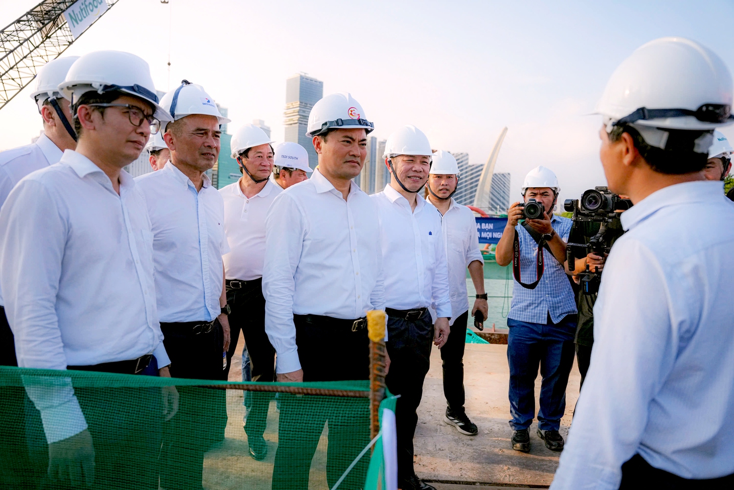 Cầu đi bộ qua sông Sài Gòn thành hình, sắp lai dắt vòm thép hình tượng lá dừa nước về lắp dựng - Ảnh 1.