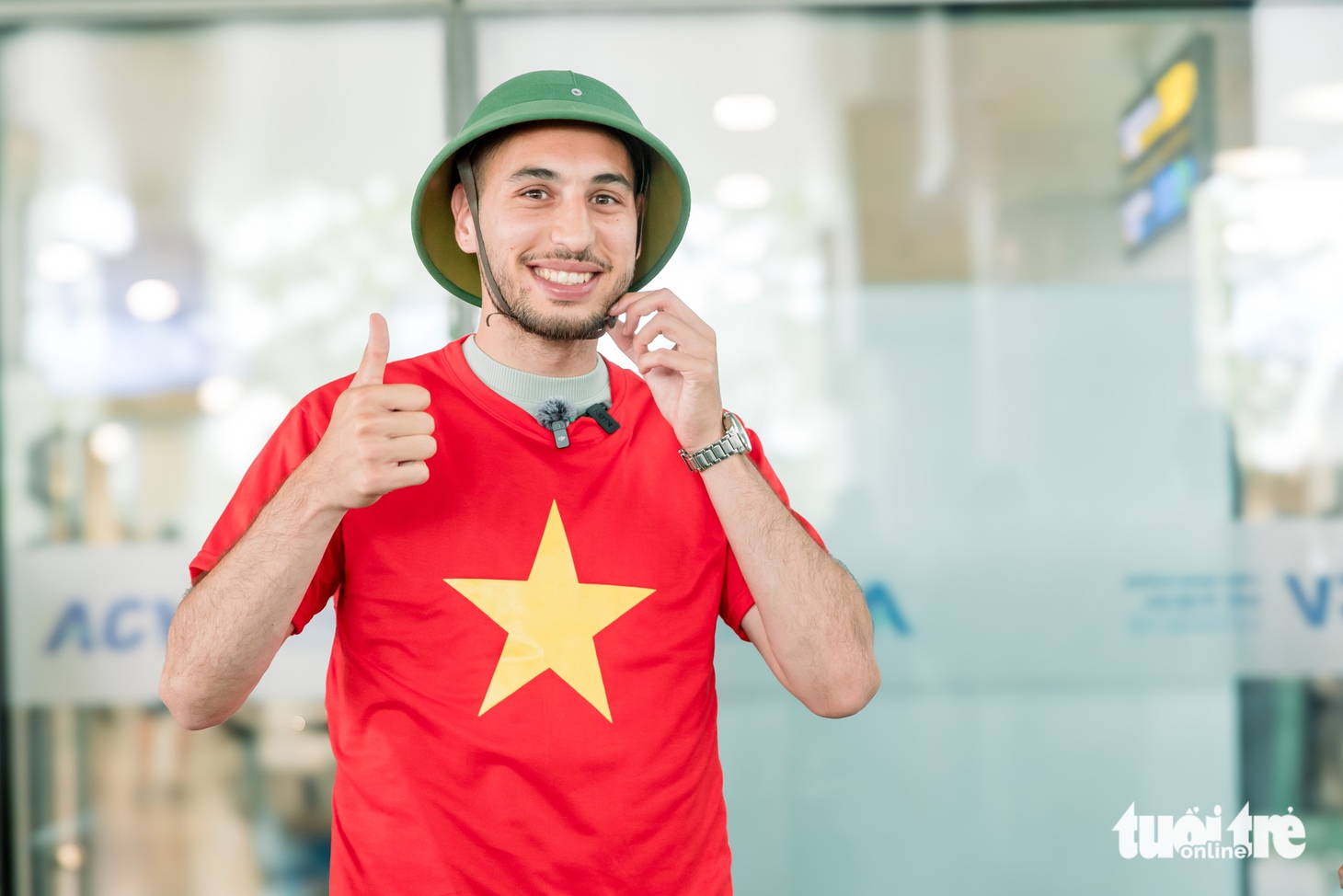 Cao Pendant Quang Vinh đi đón cầu thủ Việt kiều đồng hương về nước - Ảnh 6.