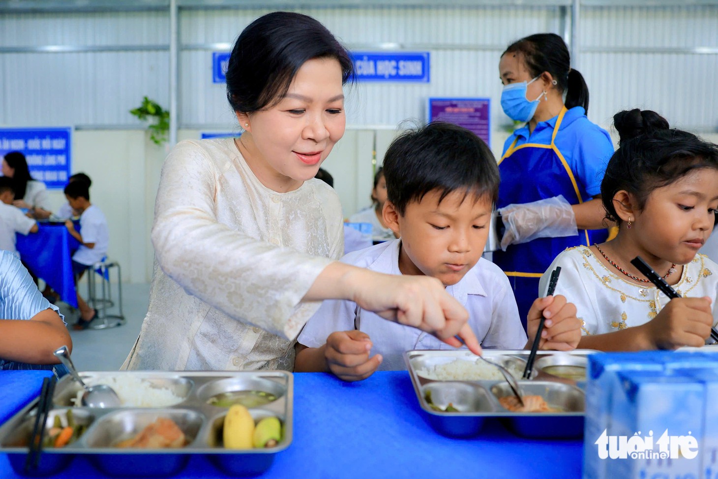 'Bữa ăn dinh dưỡng học đường' vun đắp đường đến trường cho học sinh vùng khó - Ảnh 3.