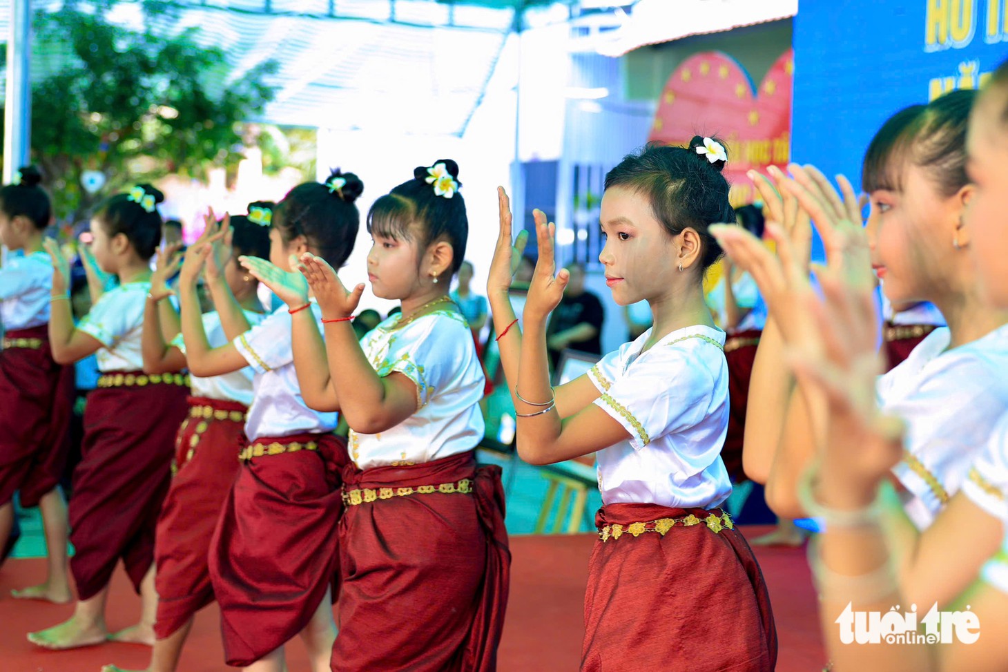 'Bữa ăn dinh dưỡng học đường' vun đắp đường đến trường cho học sinh vùng khó - Ảnh 5.