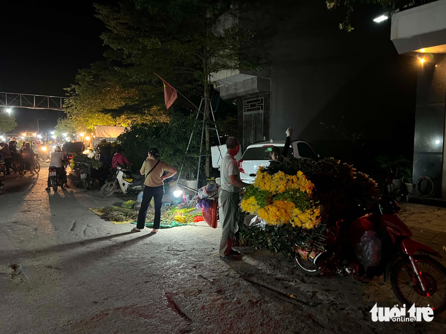 Khu chợ 'chui' quy mô khủng hoạt động thâu đêm sau nghĩa trang ở Hà Nội, được cảnh giới nghiêm ngặt - Ảnh 2.