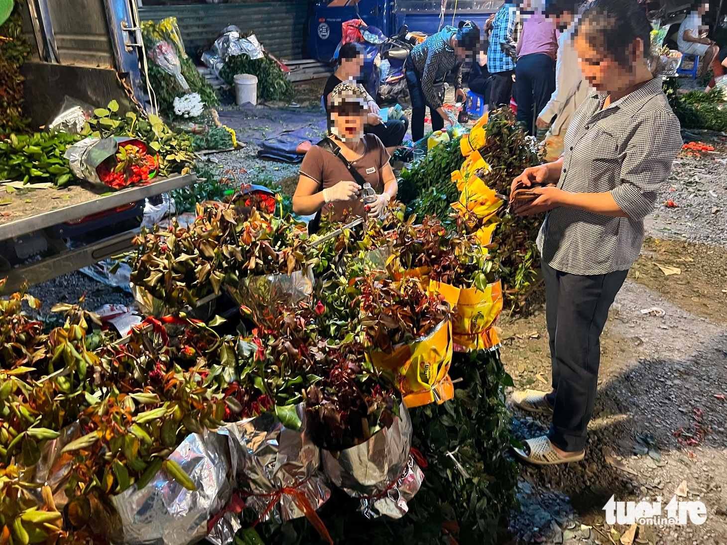 Khu chợ 'chui' quy mô khủng hoạt động thâu đêm sau nghĩa trang ở Hà Nội - Ảnh 6.