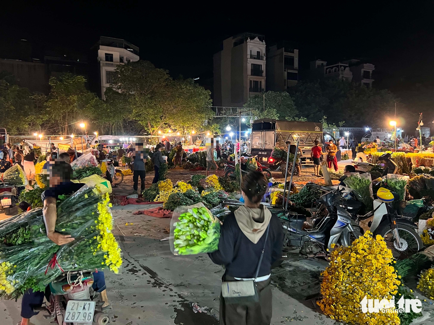 Khu chợ 'chui' quy mô khủng hoạt động thâu đêm sau nghĩa trang ở Hà Nội - Ảnh 8.