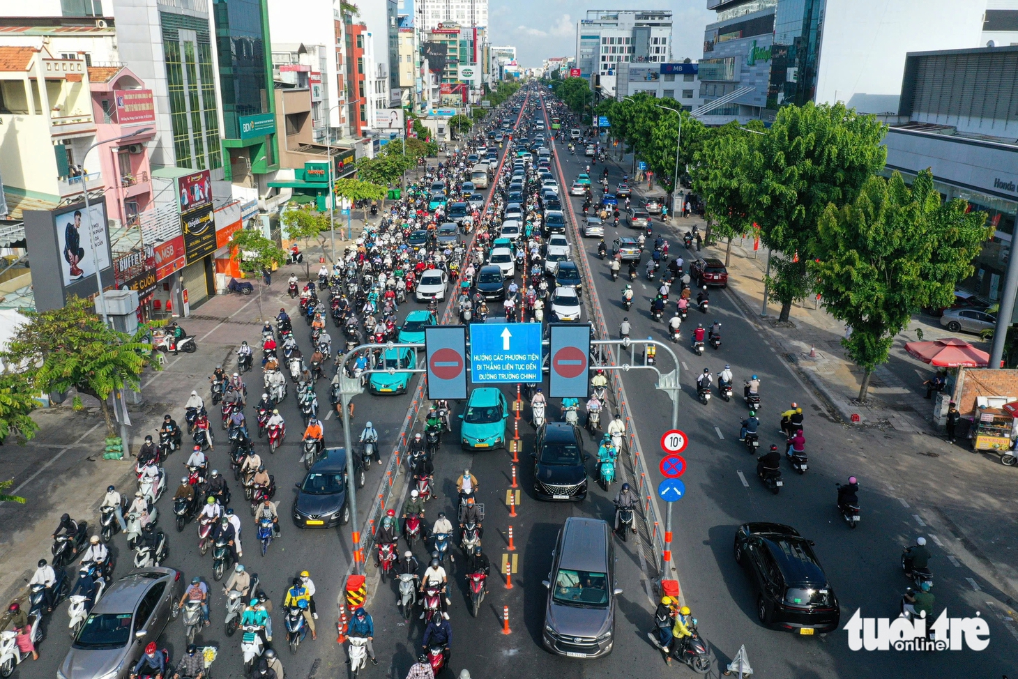 Đường Cộng Hòa thoáng hơn trong sáng đầu tuần sau 3 ngày mở làn đảo chiều - Ảnh 1.