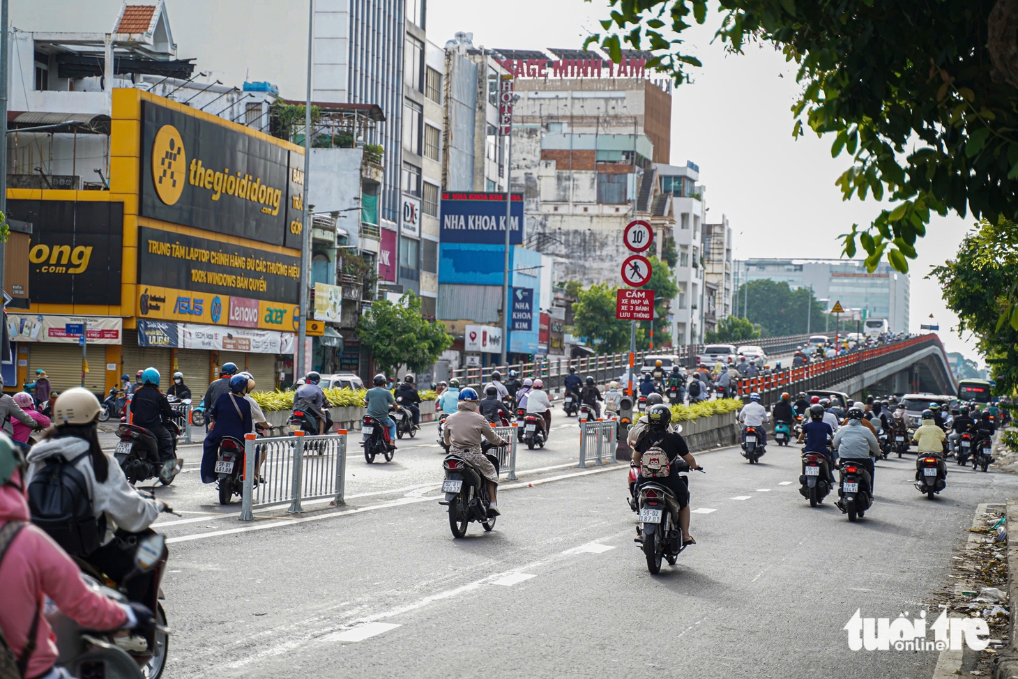 Đường Cộng Hòa thoáng hơn trong sáng đầu tuần sau 3 ngày mở làn đảo chiều - Ảnh 4.