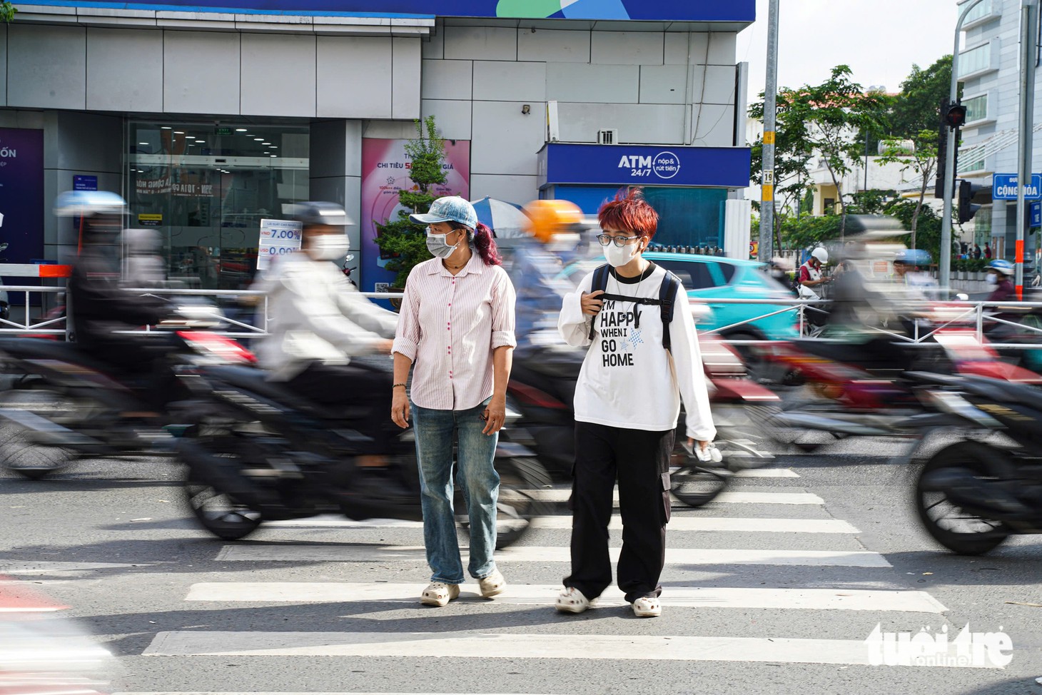 Đường Cộng Hòa thoáng hơn trong sáng đầu tuần sau 3 ngày mở làn đảo chiều - Ảnh 5.