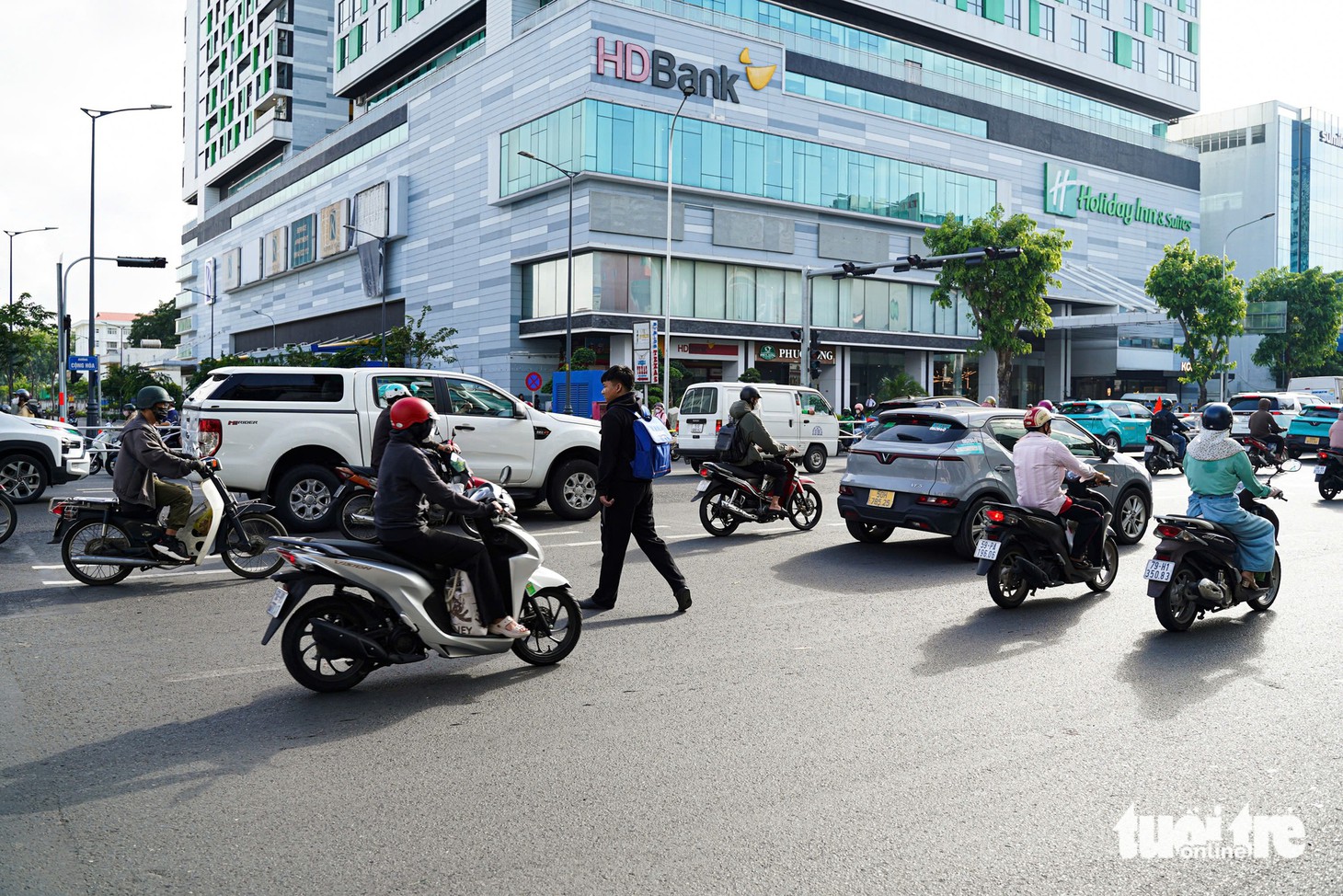 Đường Cộng Hòa thoáng hơn trong sáng đầu tuần sau 3 ngày mở làn đảo chiều - Ảnh 6.