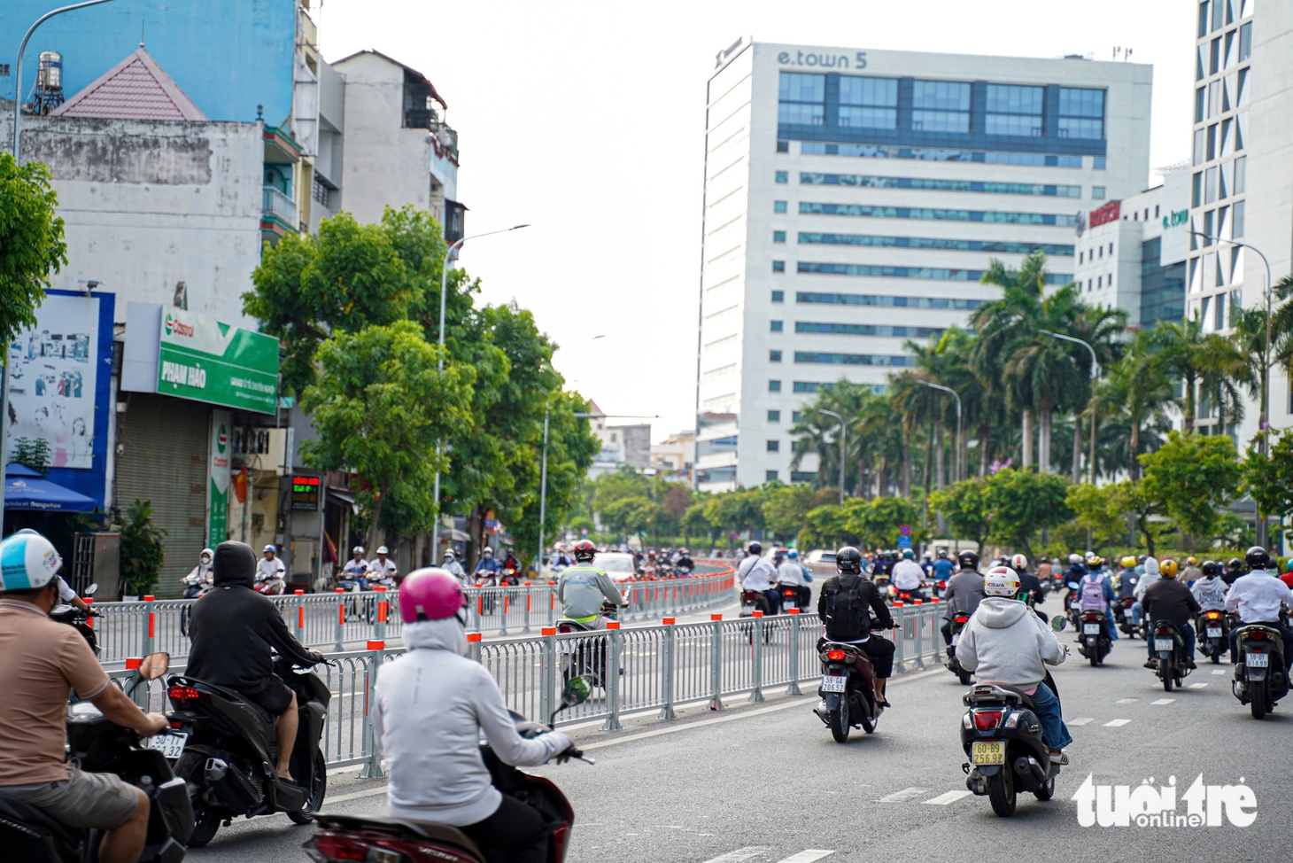 Đường Cộng Hòa thoáng hơn trong sáng đầu tuần sau 3 ngày mở làn đảo chiều - Ảnh 7.