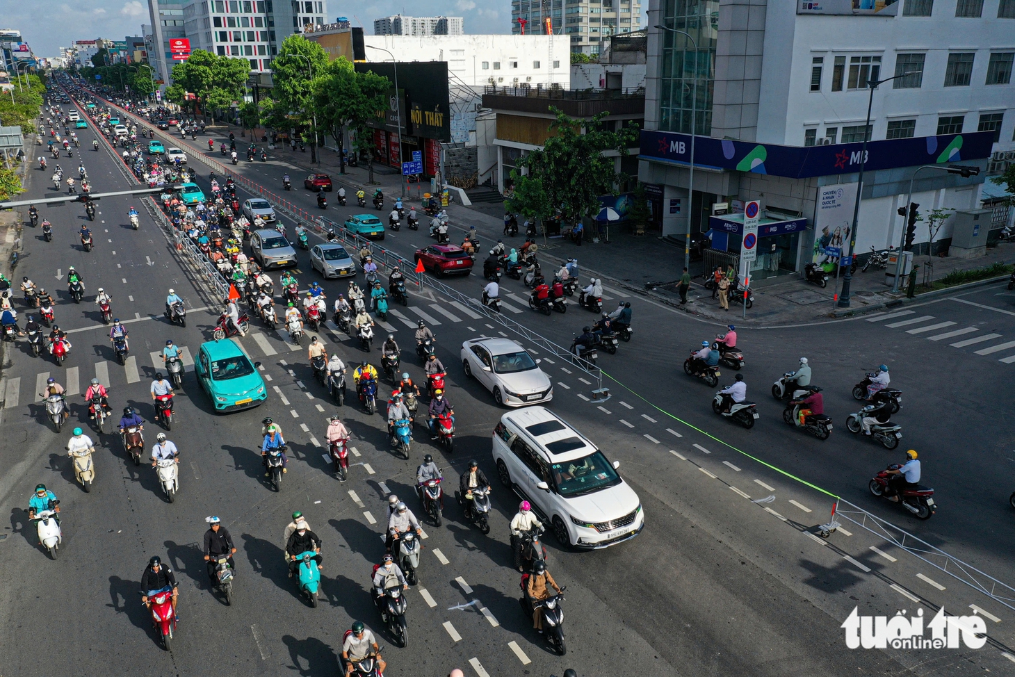 Đường Cộng Hòa thoáng hơn trong sáng đầu tuần sau 3 ngày mở làn đảo chiều - Ảnh 8.