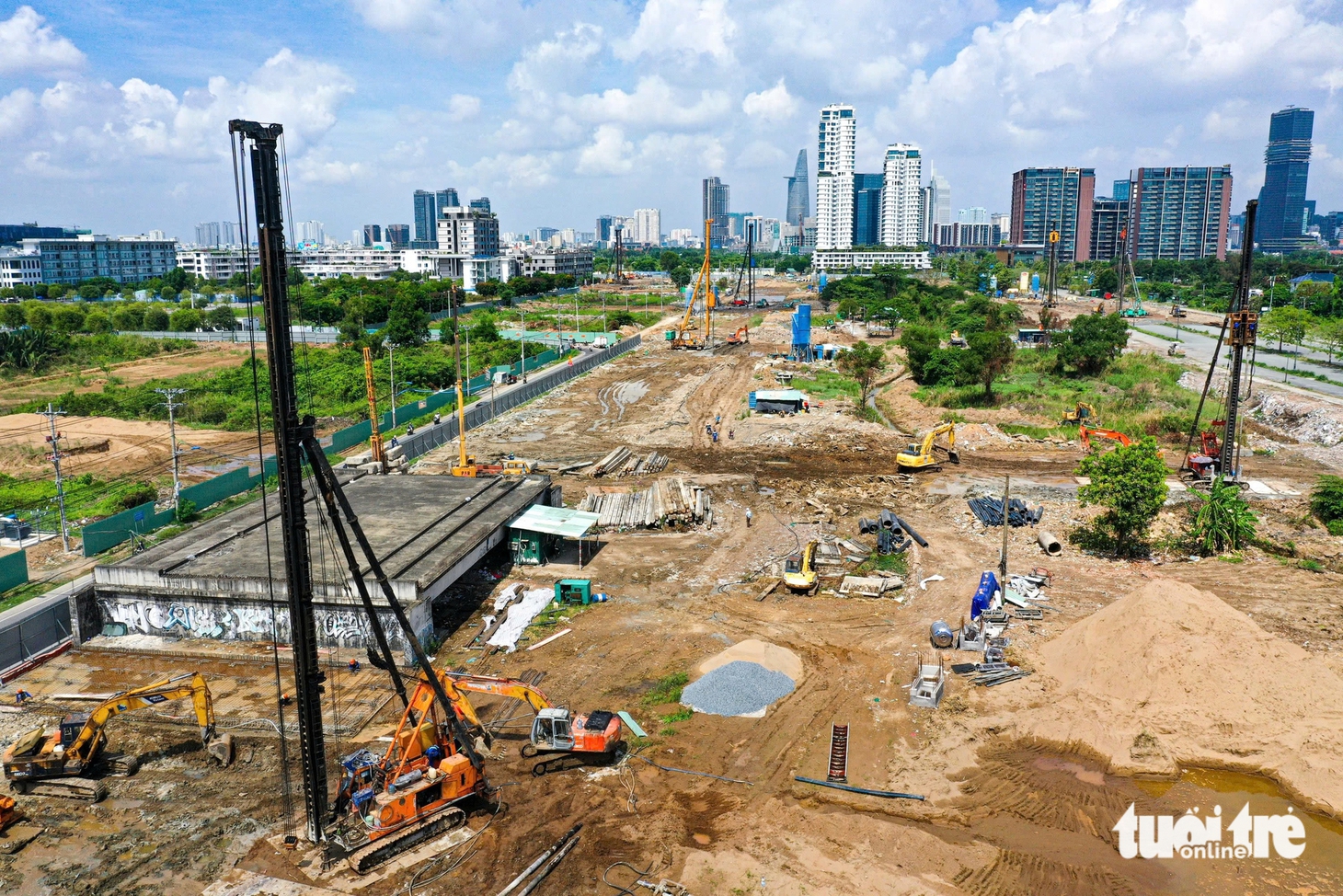 Công trường thi công tấp nập trên các tuyến đường huyết mạch tại Thủ Thiêm - Ảnh 2.