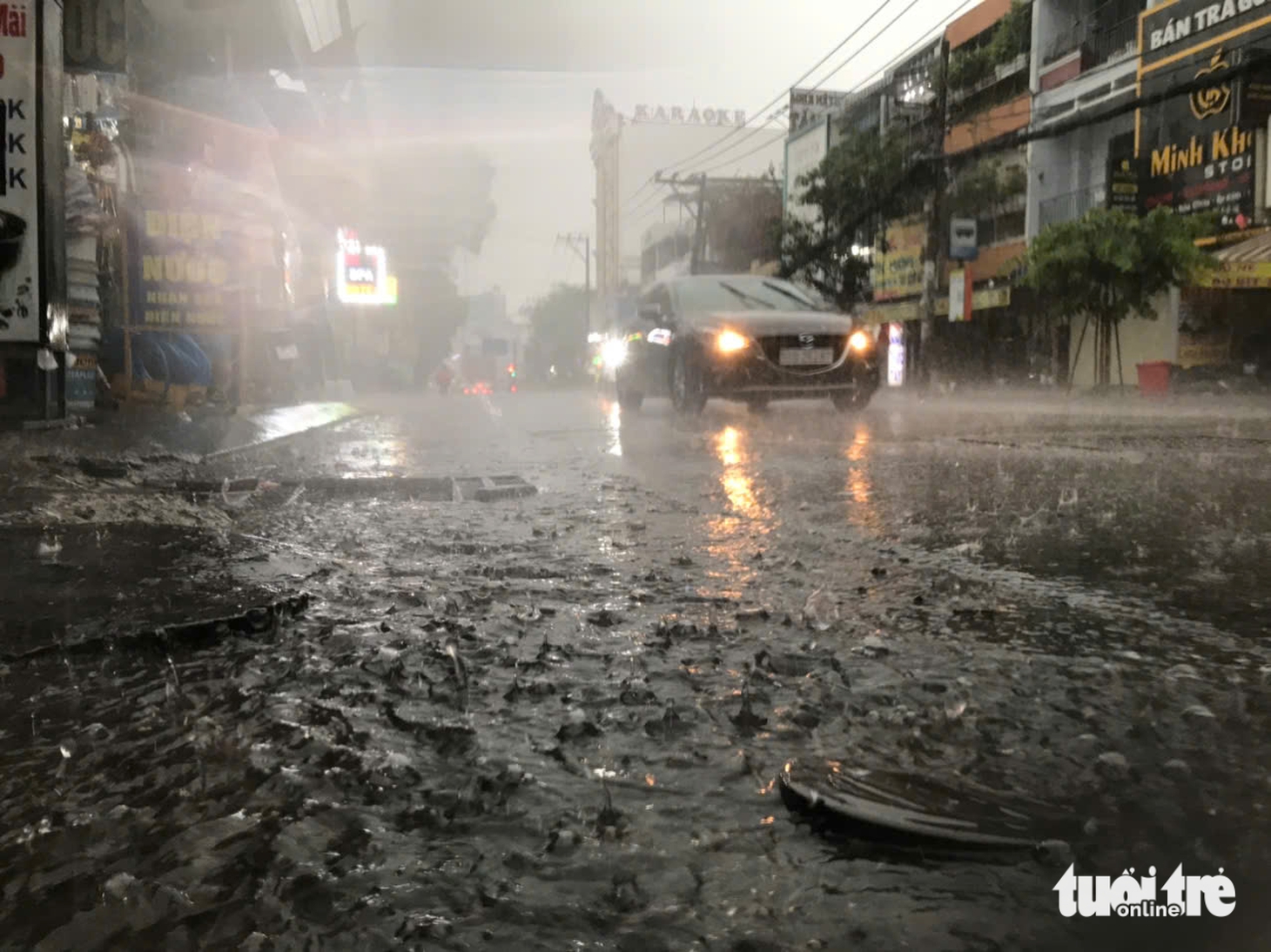 TP.HCM có 'mưa vàng' sau chuỗi ngày nắng khô người - Ảnh 4.