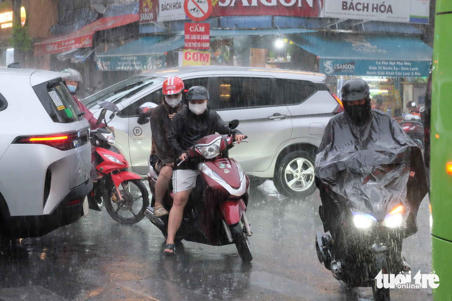 TP.HCM có 'mưa vàng' sau chuỗi ngày nắng khô người - Ảnh 3.