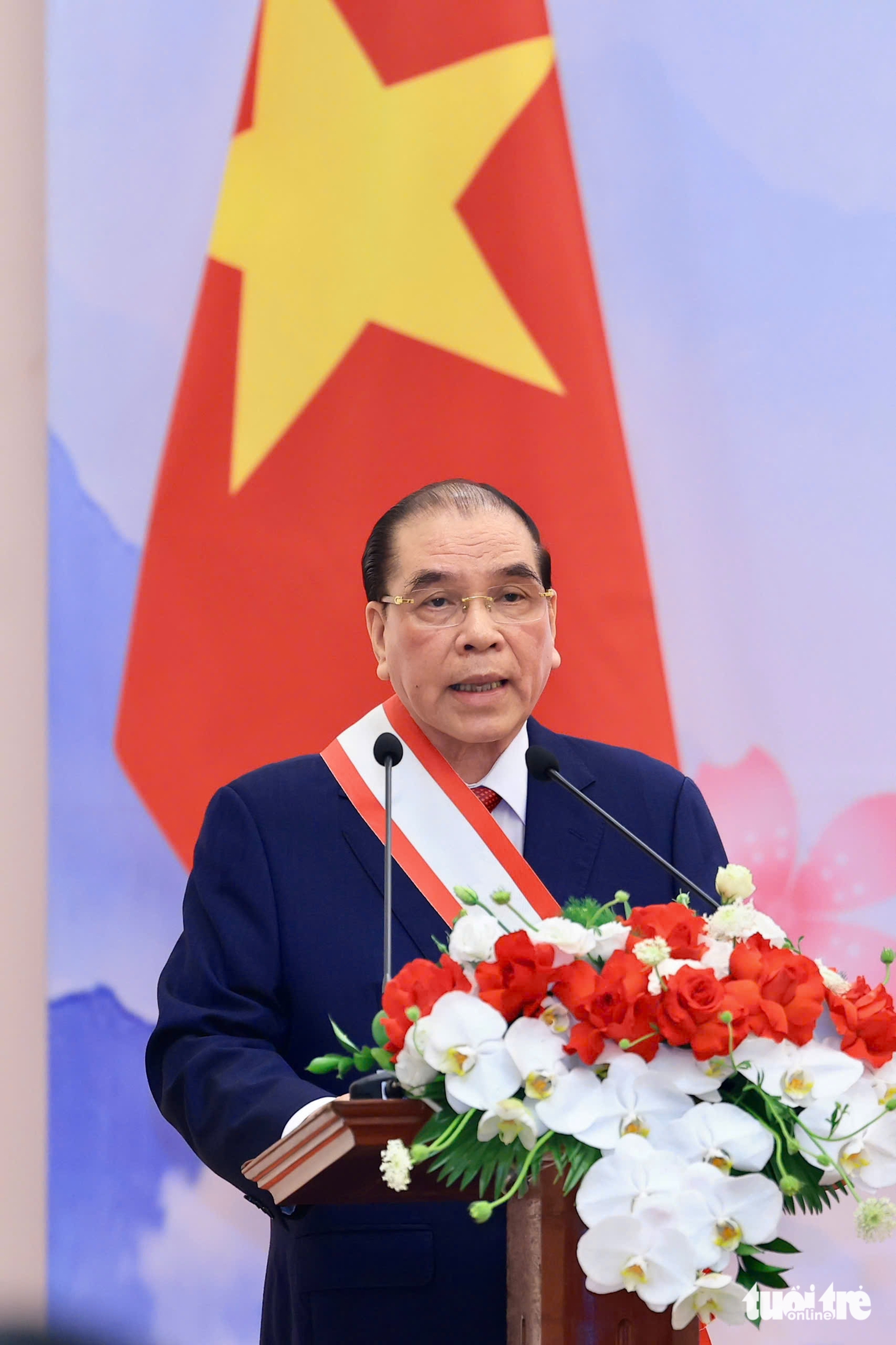 Nguyên Tổng Bí thư Nông Đức Mạnh, nguyên Thủ tướng Nguyễn Tấn Dũng nhận Huân chương Mặt trời mọc - Ảnh 2.