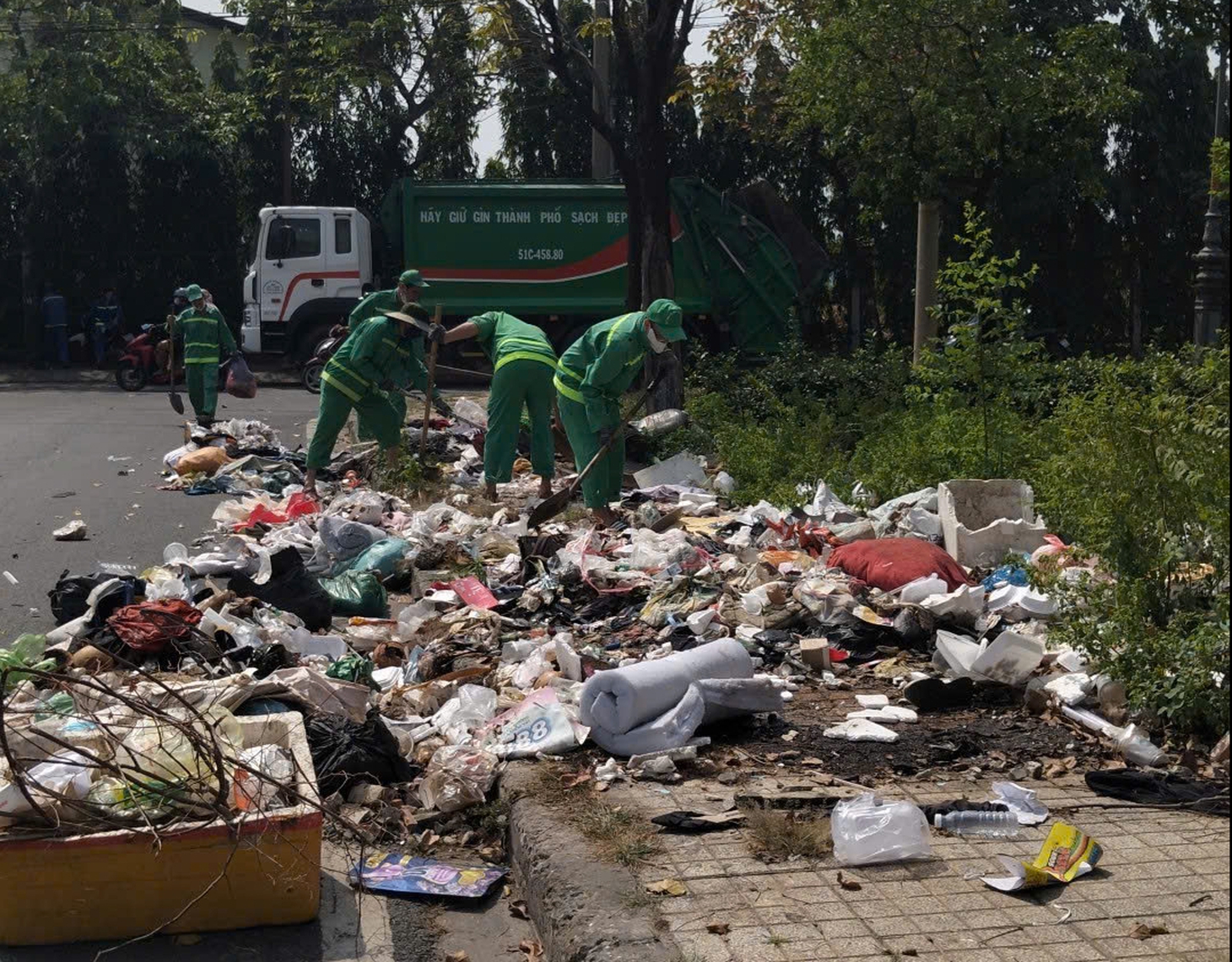 Nhân viên môi trường đổ rác xuống kênh nói 'do mệt mỏi', công ty xin lỗi người dân - Ảnh 3.