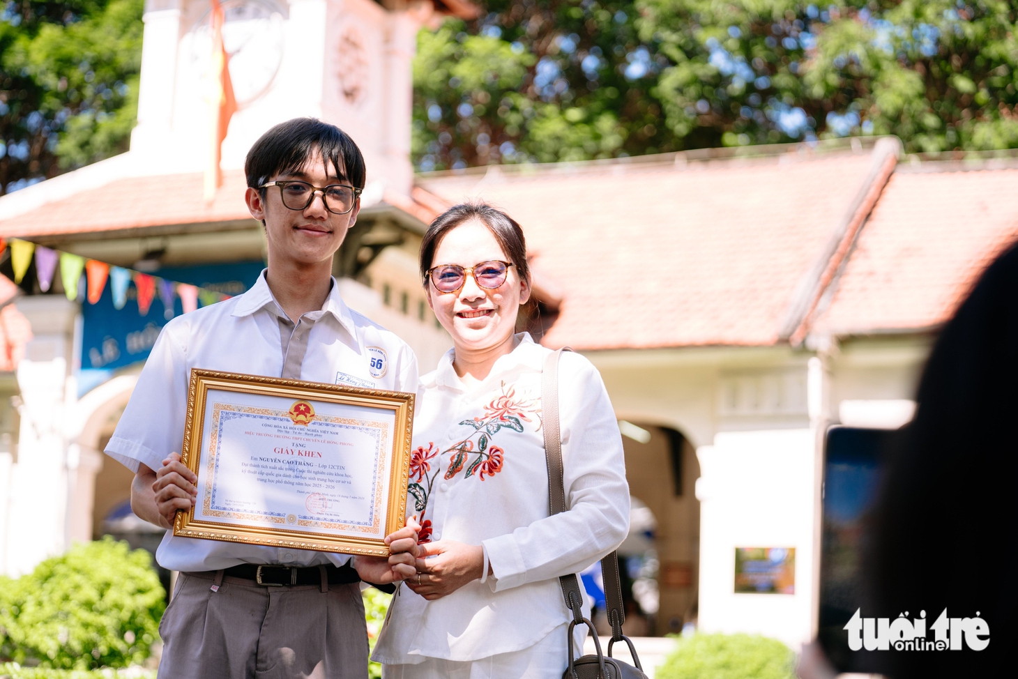 Nước mắt, nụ cười trong ngày lễ trưởng thành ở Trường THPT chuyên Lê Hồng Phong - Ảnh 5.