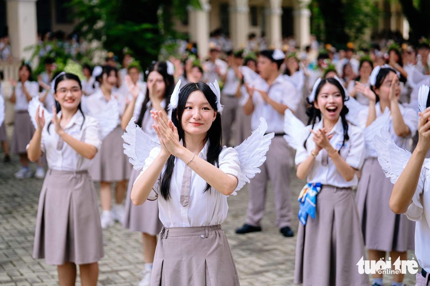 Nước mắt, nụ cười trong ngày lễ trưởng thành ở Trường THPT chuyên Lê Hồng Phong - Ảnh 10.