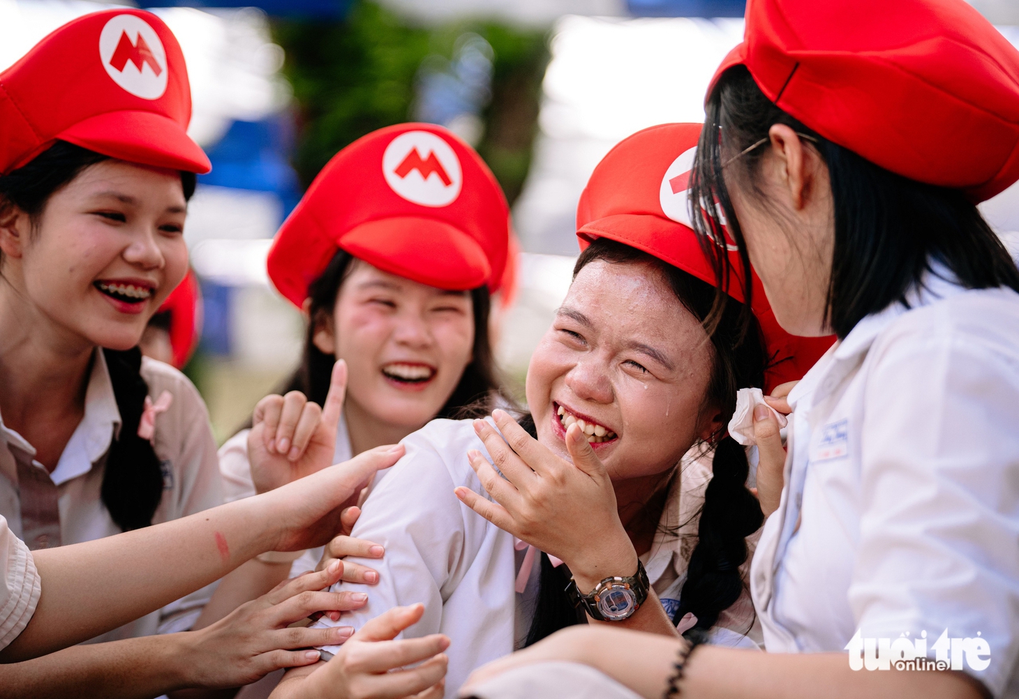 Nước mắt, nụ cười trong ngày lễ trưởng thành ở Trường THPT chuyên Lê Hồng Phong - Ảnh 11.