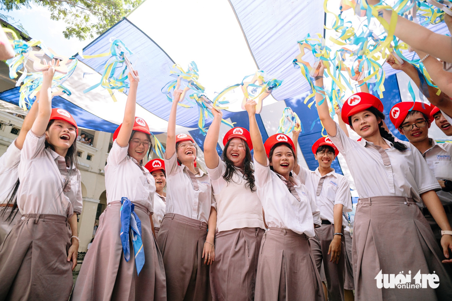Nước mắt, nụ cười trong ngày lễ trưởng thành ở Trường THPT chuyên Lê Hồng Phong - Ảnh 4.