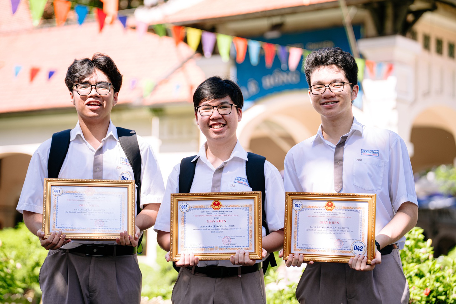 Khép lại hơn 1.000 ngày thanh xuân ở trường chuyên Lê Hồng Phong bằng những cái ôm và lời cảm ơn - Ảnh 2.