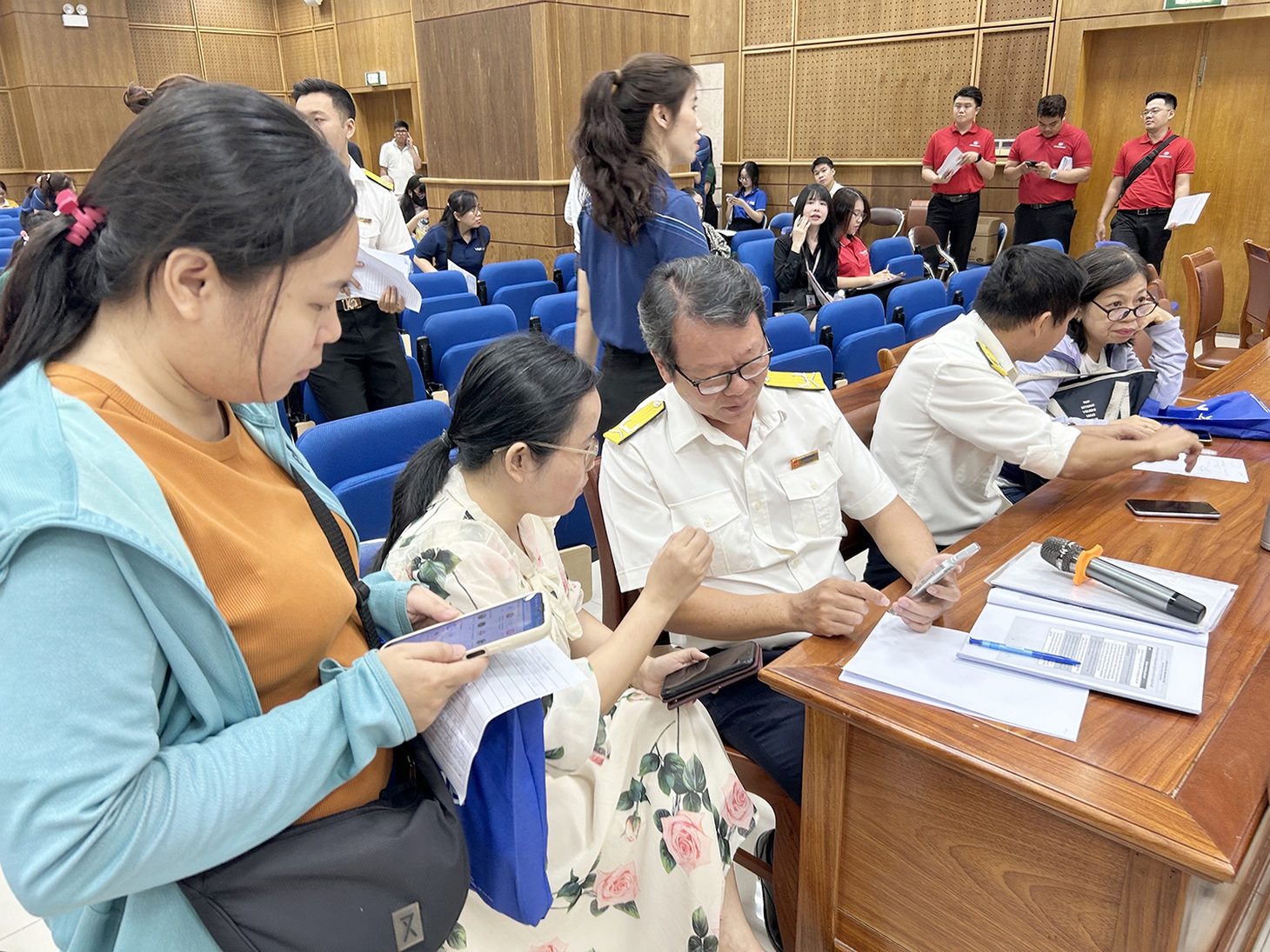 hoãn xuất cảnh - Ảnh 2.