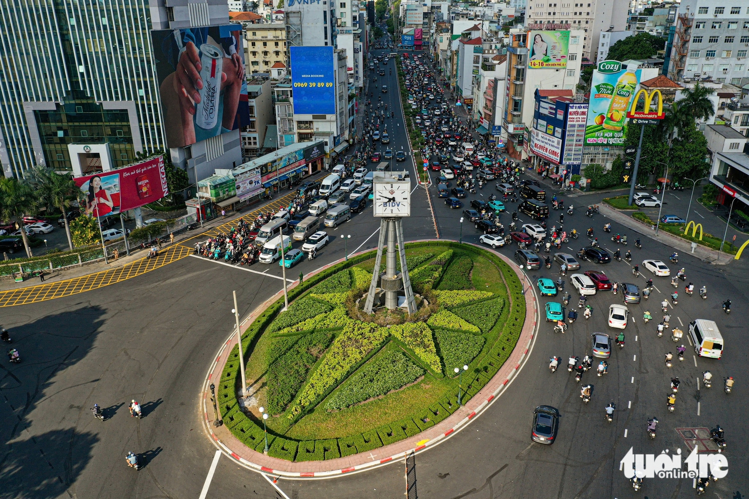 Ngày đầu xe đi theo đèn tín hiệu ở vòng xoay Điện Biên Phủ: Giao thông ổn định - Ảnh 1.